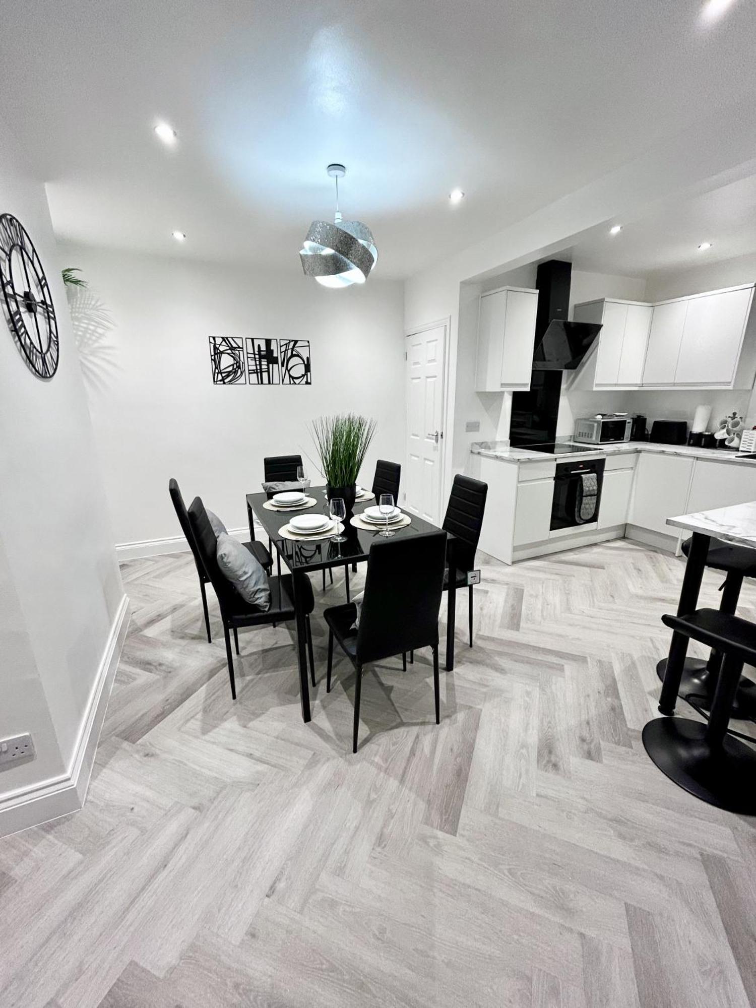 Lymer House - Stylish 3 Bedroom House In Wolverhampton Exterior photo